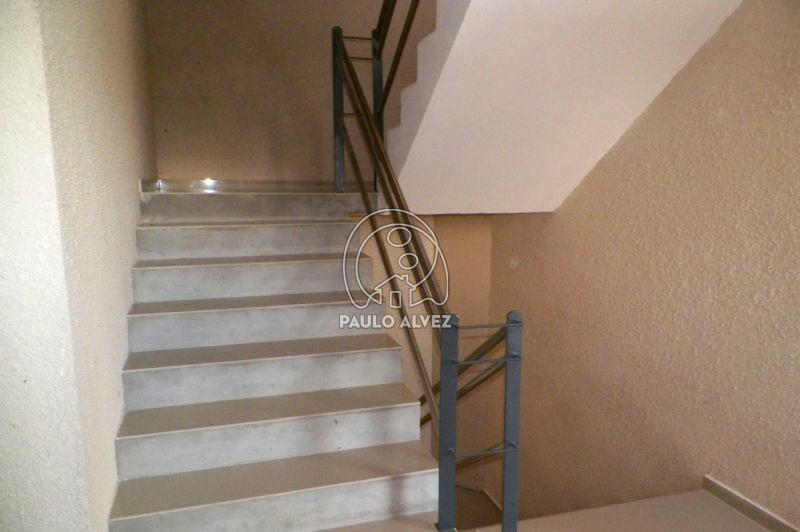 Escalera con pasamanos