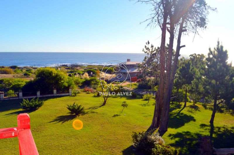 Balcón con vista al mar y al jardín