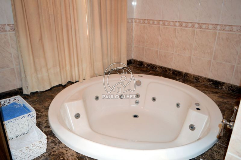 Jacuzzi de buen tamaño