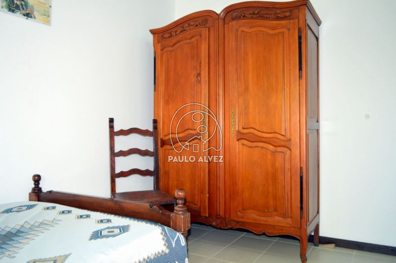 Dormitorio con aire acondicionado